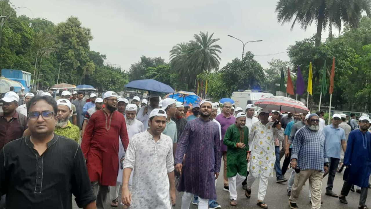 বৃষ্টি উপেক্ষা করে মানিক মিয়া এভিনিউয়ে জনতার ঢল